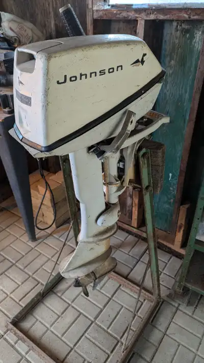 Moteur hors-bord Johnson 6 HP pour chaloupe. Pas servi depuis quelques années donc un bon nettoyage...