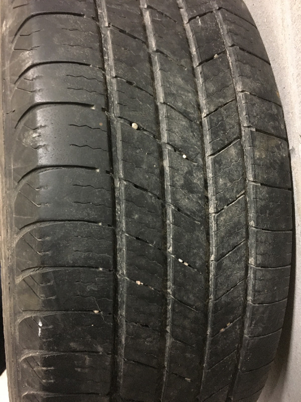 215/65 R16 . 5 Michelin tires with rims and 1 winter tires 90$. in Tires & Rims in Winnipeg - Image 2