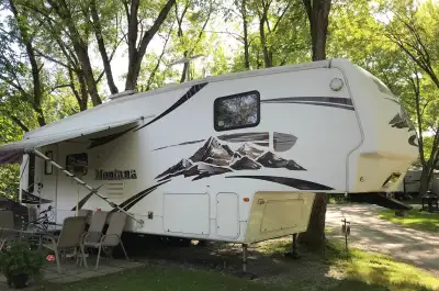 5Th-Wheel Keystone Montana 2007 Model : 2955 RL Poids : 12,200 lbs Couche 4 personnes Options : Susp...