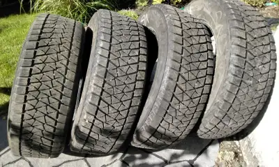 4 pneus Bridgestones Blizzak 235/65/R17, avec seulement 11/32 d’usure donc même pas 15%. Toujours et...