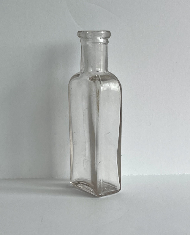 Antique Liquid Veneer Sample Bottle in Arts & Collectibles in Bedford - Image 4