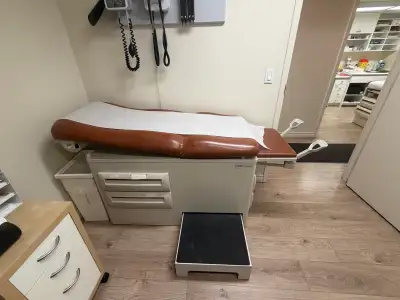 This is a UMF Medical exam table with a brown top, perfect for any medical practice or clinic. This...