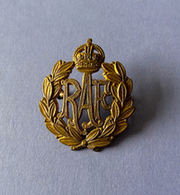 Vintage RAF Royal Air Force Cap Badge
