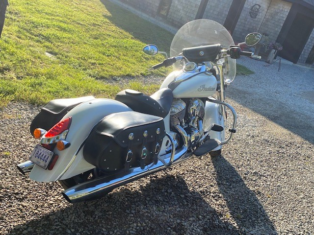 2016 Indian Chief Classic - Pearl White – Low mileage 13,298 kms in Street, Cruisers & Choppers in Yarmouth - Image 3