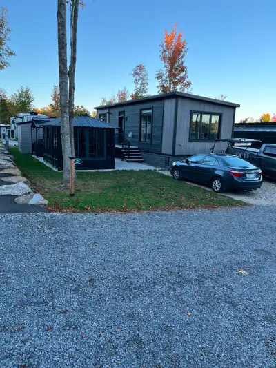 Mini maison Ilo Disponible rapidement Grise et noire Année 2023 Habitable à l'année Terrain 45 X 70...