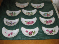 ASSIETTES DE FANTAISIE EN PORCELAINE MOTIFS DE FLEURS