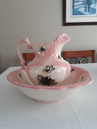 Beautiful jug and basin set, in excellent condition. Age unknown