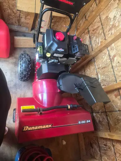 Souffleuse a neige marque dynamark 24 pouce 6 vitesse démarreur marche super bien