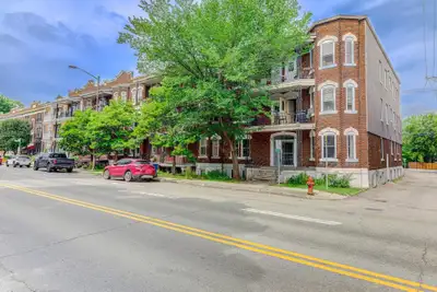 Beau 3½ situé dans un immeuble calme, bien entretenu et très bien localisé sur le boulevard René-Lév...