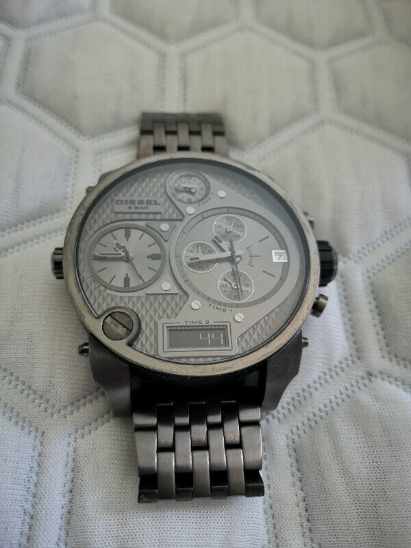 Diesel Badass Oversized Chronograph Metal Bracelet  Gunmetal dans Bijoux et montres  à Longueuil/Rive Sud - Image 2