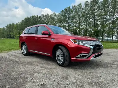 Mitsubishi Outlander PHEV AWC SEL 2019 Rouge Rallye. Autonomie électrique de 35km 120122km Garantie...