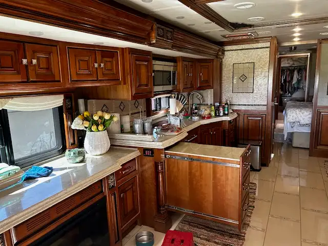 2013 45' Tiffin Zephyr for sale in RVs & Motorhomes in Grande Prairie - Image 10