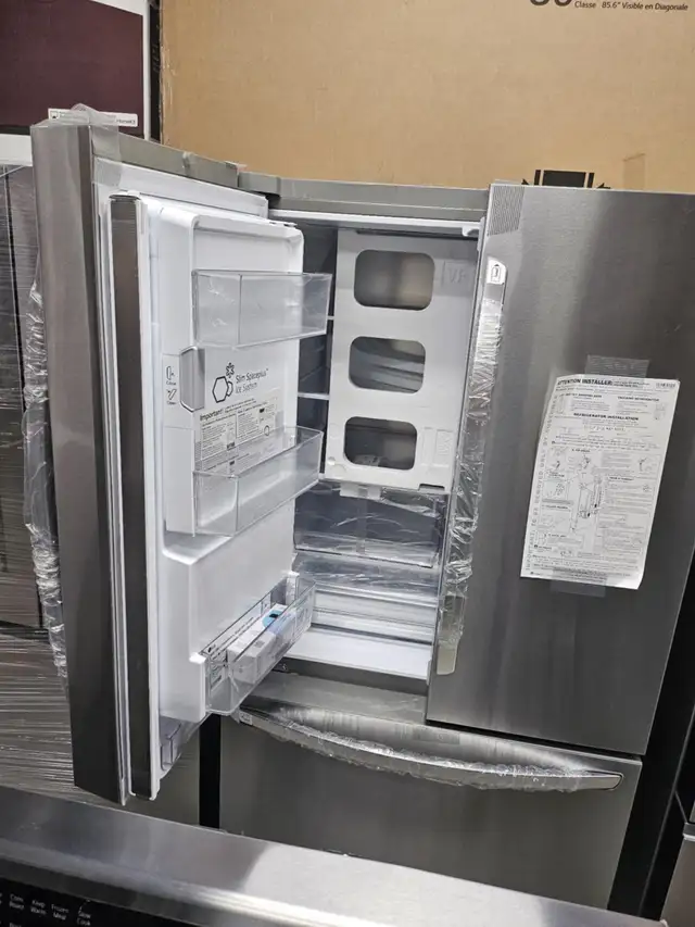 LG 36" Standard Depth Refrigerator in Stainless Steel in Refrigerators in City of Toronto - Image 3