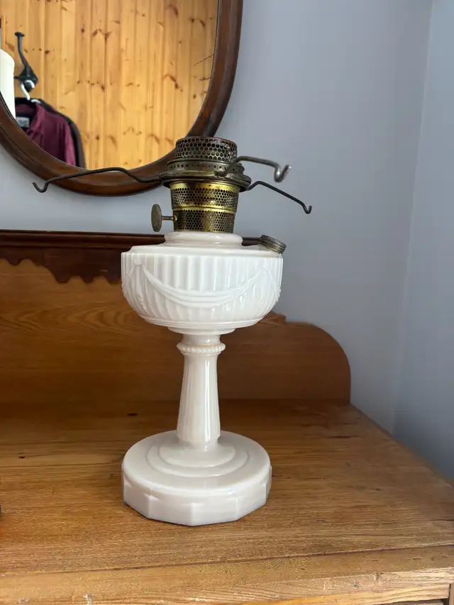 vintage oil lamp in Arts & Collectibles in Ottawa - Image 6