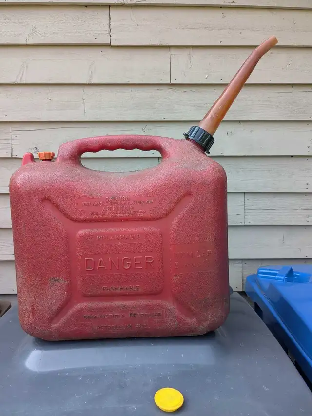 Réservoir 5 gallons essence in Other in West Island - Image 2