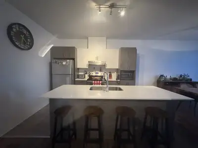 1/2 à louer à Terrebonne, libre 1er décembre 1770$/mois -Condo situé au 3e étage. -Semi-meublé (élec...