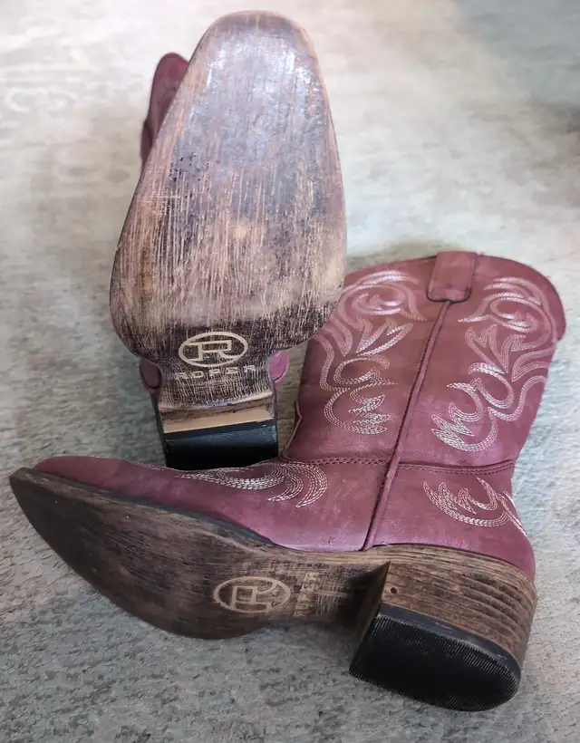 ROPER WOMENS  COWBOY BOOT VINTAGE RASPBERRY FAUX LEATHER SIZE 6 in Women's - Shoes in City of Toronto - Image 5