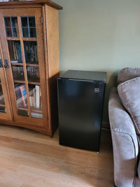Clean like new compact refrigerator 3.2 cubic feet