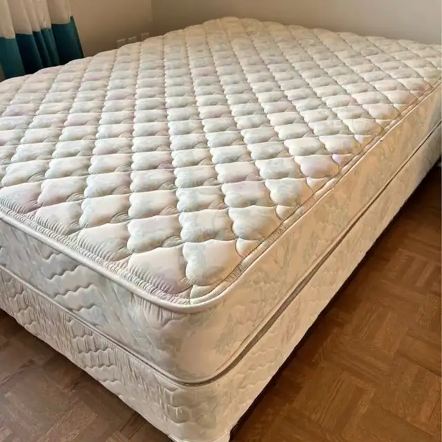 Cadre de lit à vendre (simple, double, queen, king) in Beds & Mattresses in City of Montréal - Image 2