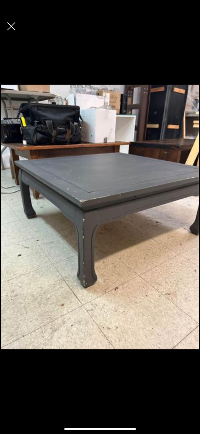 Table basse de salon en bois peinturé gris foncé 36" x 36" x 18" dans Tables basses  à Laval/Rive Nord