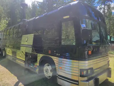 Prevost Bus 40 feet.8v92 Detroit Turbo.5 sp standard trans.air 2 flat screens.stereo,stainless steel...