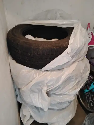 4 pneus d'hiver de marque Continental. Ils sont en très bon état. Ils ont été achetés en hiver 2024...