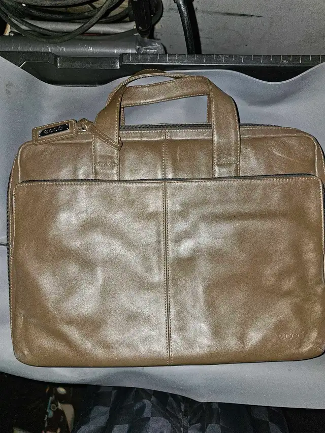 Ecco leather laptop briefcase in Laptop Accessories in Oakville / Halton Region - Image 3