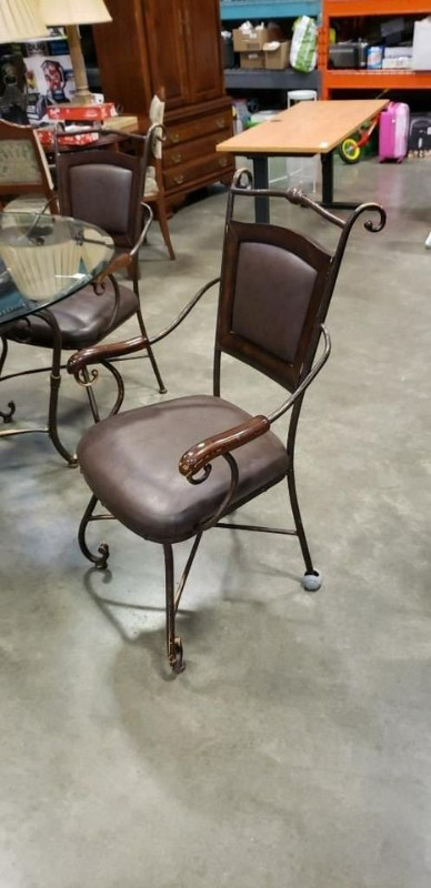 PATIO SET - GLASS TABLE TOP UNIQUE METAL FRAME +4 LEATHER CHAIRS in Patio & Garden Furniture in Delta/Surrey/Langley - Image 3