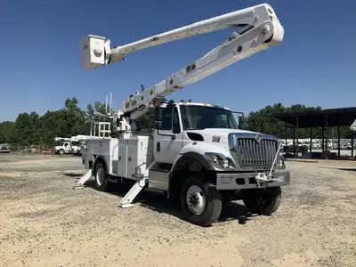 2018 International Altec AA55-MH Bucket Truck 2018 International 7300 4x4 Cummins ISB 6.7L Diesel Au...