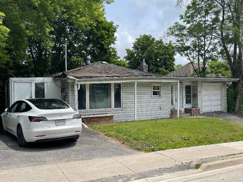 Small Room For Rent Sunnidale Rd/Wellington W / Ross St area Room