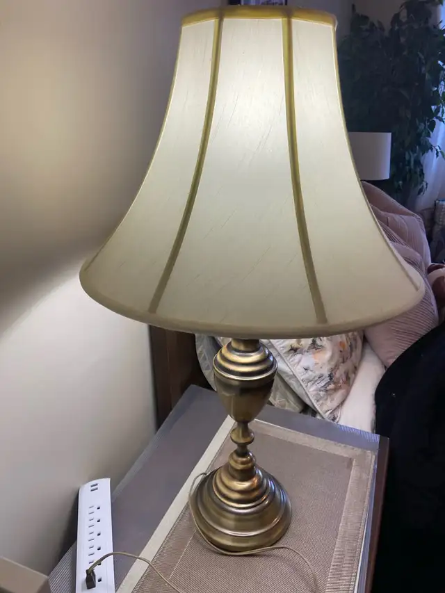 Vintage Brass Table Lamp w/Bell Shape Lampshade in Indoor Lighting & Fans in City of Montréal - Image 6