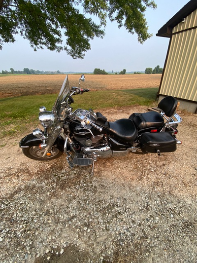 2006 Suzuki Boulevard C90, 1500 cc. 83285 km. Shaft drive. Ready to cruise with windshield, floorboa...