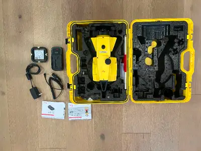 Leica Builder 209 Station Comes with case and 2 batteries and chargers. Seco Reflector Pole as well...