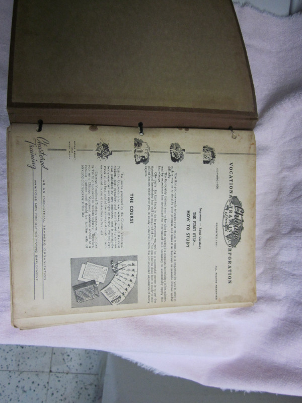 Vintage automotive Training Manual in Arts & Collectibles in Guelph - Image 3