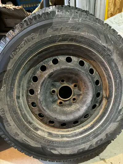 pneus d'hiver toyo 215-70r16 étais sur hyundai tucson 2011 Bolt Pattern: 5x114.3 mm ou 5x 4.5 pouces...