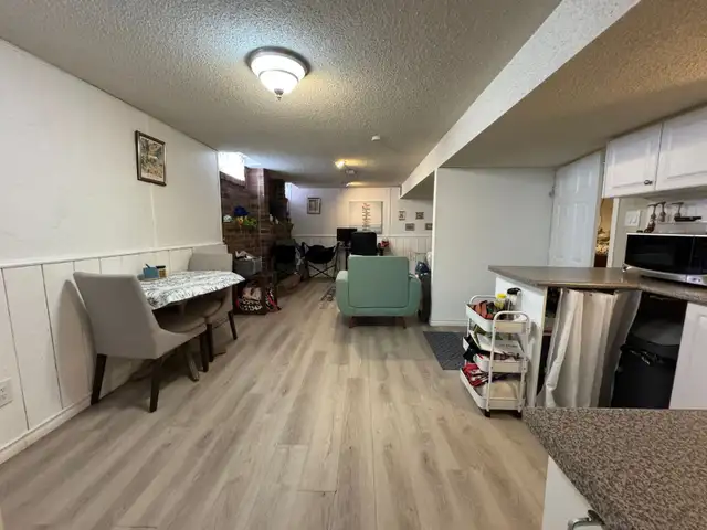1 Br   Den ( lease - Apartment) -So  Low Price