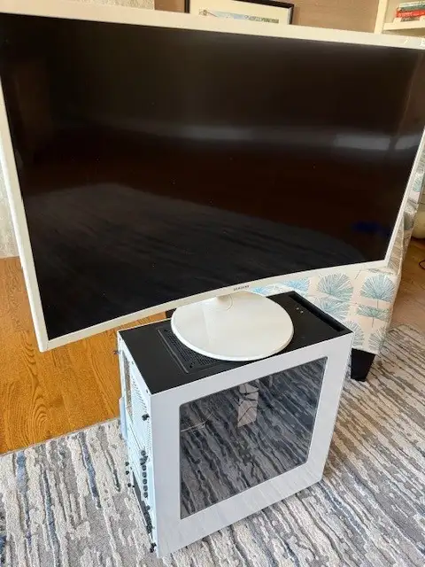 White Computer, White 32 " Curved Monitor in Desktop Computers in Edmonton - Image 5