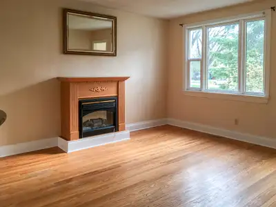 City Park 2 BR entire house, large dogs ok. Utilities incl.