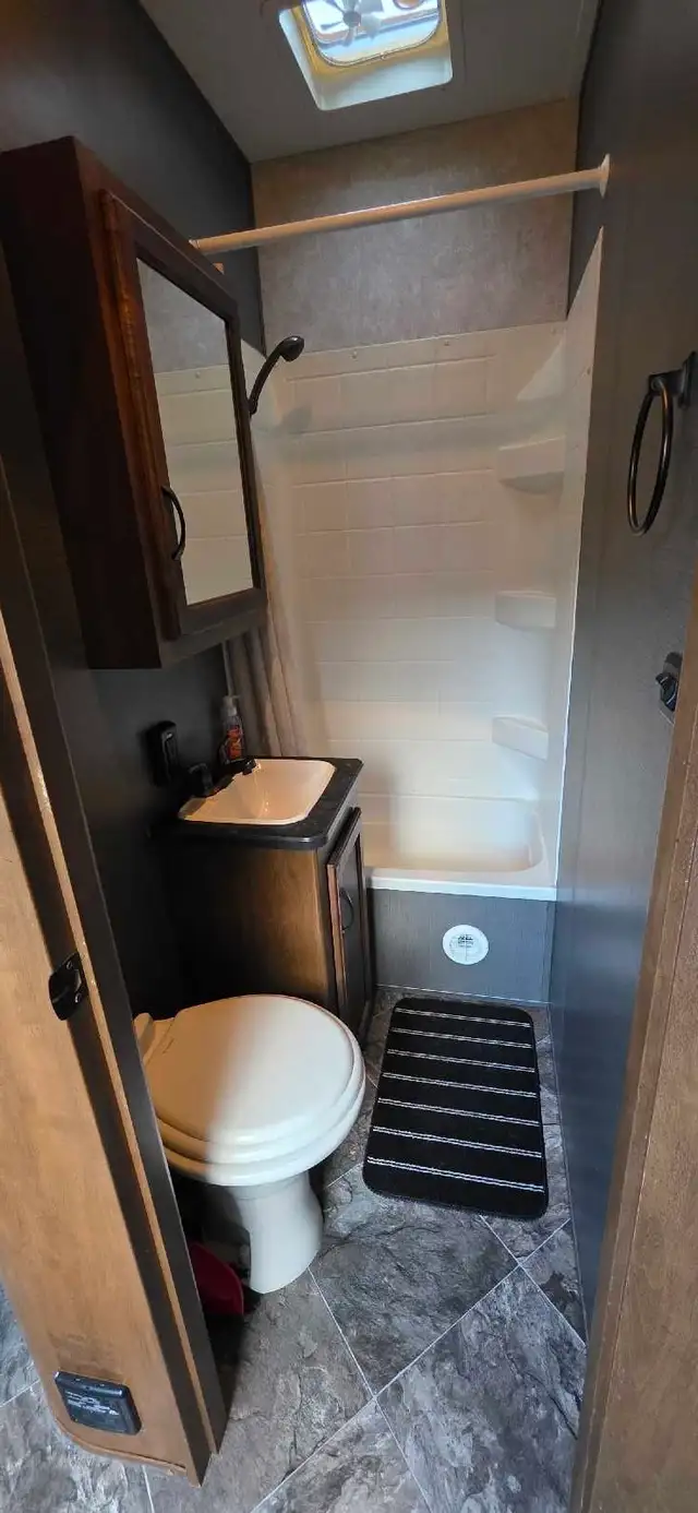 IMMACULATE 2015 KEYSTONE CARBON 22 TOY HAULER in Travel Trailers & Campers in Terrace - Image 5