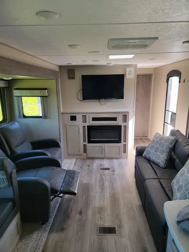 Coachman Catalina 2022 in Travel Trailers & Campers in Pembroke - Image 6