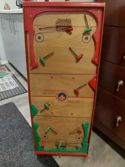 vintage 1950s Munro Games Ltd. table top hockey game, made in Burlington, Ontario. This game feature...