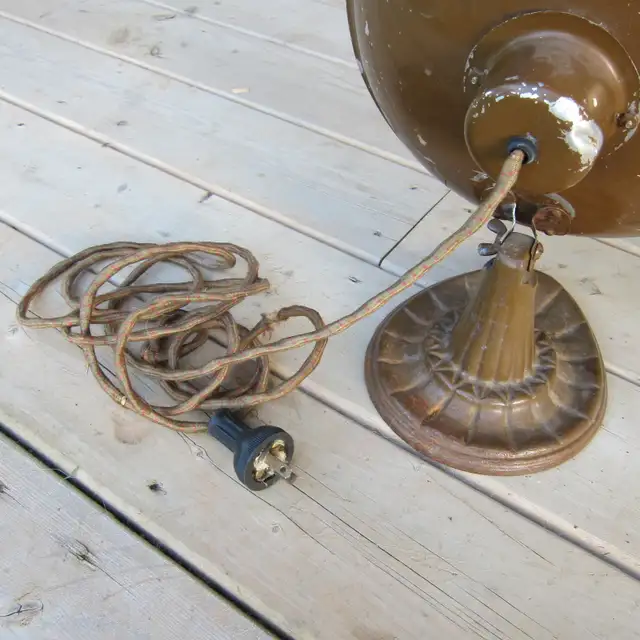Vintage Dish Style Desktop Heater or Light in Indoor Lighting & Fans in Ottawa - Image 4