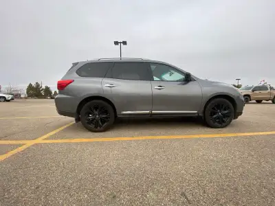I am selling my grey 2017 Nissan Pathfinder Platinum Edition. - New timing chain (2024) - New transm...