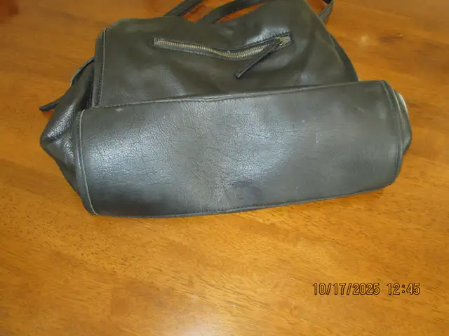 AMERICAN  LEATHER CO, Black Leather Purse in Women's - Bags & Wallets in Kingston - Image 8