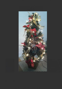 Christmas tree w Lightning ,decoration light, pinecone, wreath