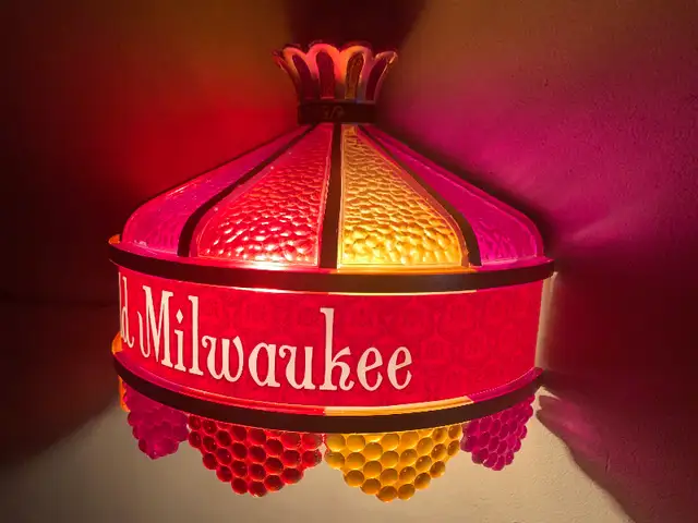 Vintage OLD MILWAUKEE Beer Bar Tiffany Stained Glass Style Light in Arts & Collectibles in Calgary - Image 7
