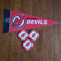 New Jersey Devils Mini NHL Pennant and 3 NHL Clay Poker Chips