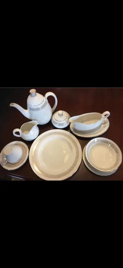 Royal Albert Staffordshire 22kt gold decor. 90 pieces. 17 Dinner plates 7 Side plates 10 Bowls 23 Te...
