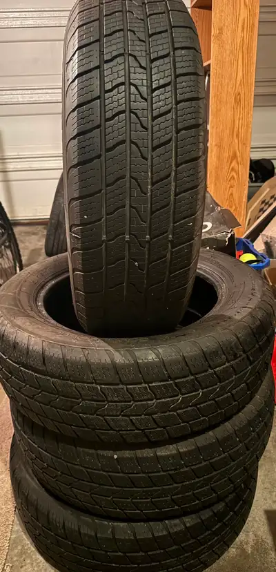205/60R16 ROYAL BLACK ROYAL All Season. Tire thread 9-8/32. See picture for detail. Swap/trade Milwa...