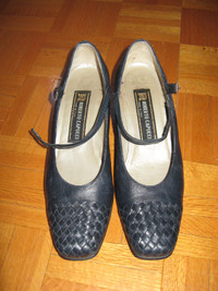 Deux paires de souliers en véritable cuir pour femme